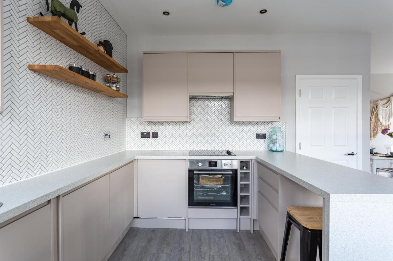 2 Bedroom Apartments With Sofa Bed In Southend Exterior photo